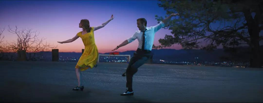 最经典的镜头,使用了红(红色的包),蓝(天空),黄(女主的裙子),绿(右侧