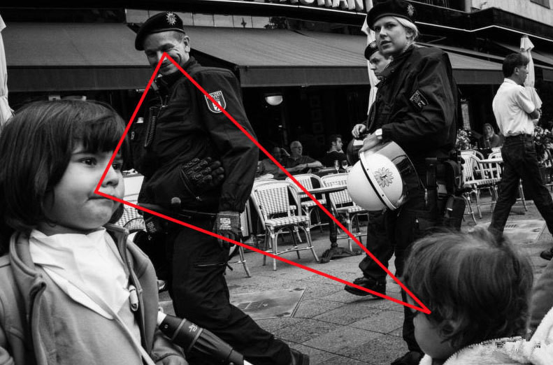 它让观众的视觉有线可循,同时像三角形和圆形的构图能产生动态变化.